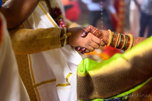 www.pradakshinaa.com_mumbai_candid_wedding_photographer_wedding_southindianwedding_2019_photographer_Pradakshinaa_P+R_bestweddingphotographer-44