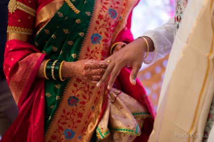 mumbai_candid_wedding_photographer_engagement_bestcandidweddingphotographerinmumbai_marathiwedding_hinduwedding_indianwedding_unison_vashi_fourpointsbysheraton_navimumbai_2020_photographer_Pradakshinaa-S+D-35
